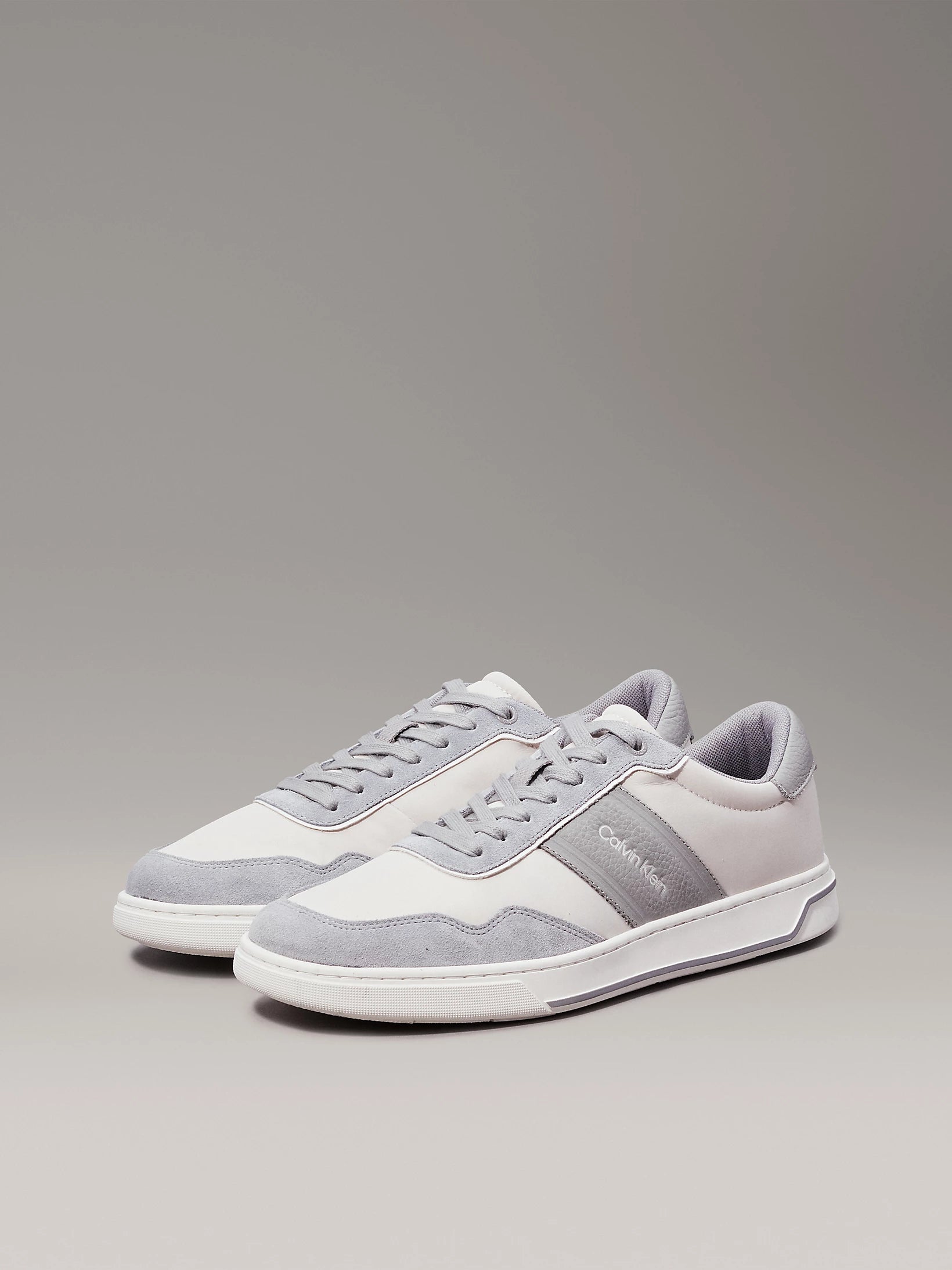 CalvinKlein-[HM0HM015480IO]-LightGrey-GraniteRoad-1.webp